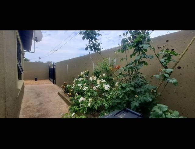 4 BEDROOM HOUSE FOR SALE IN MEADOWLANDS